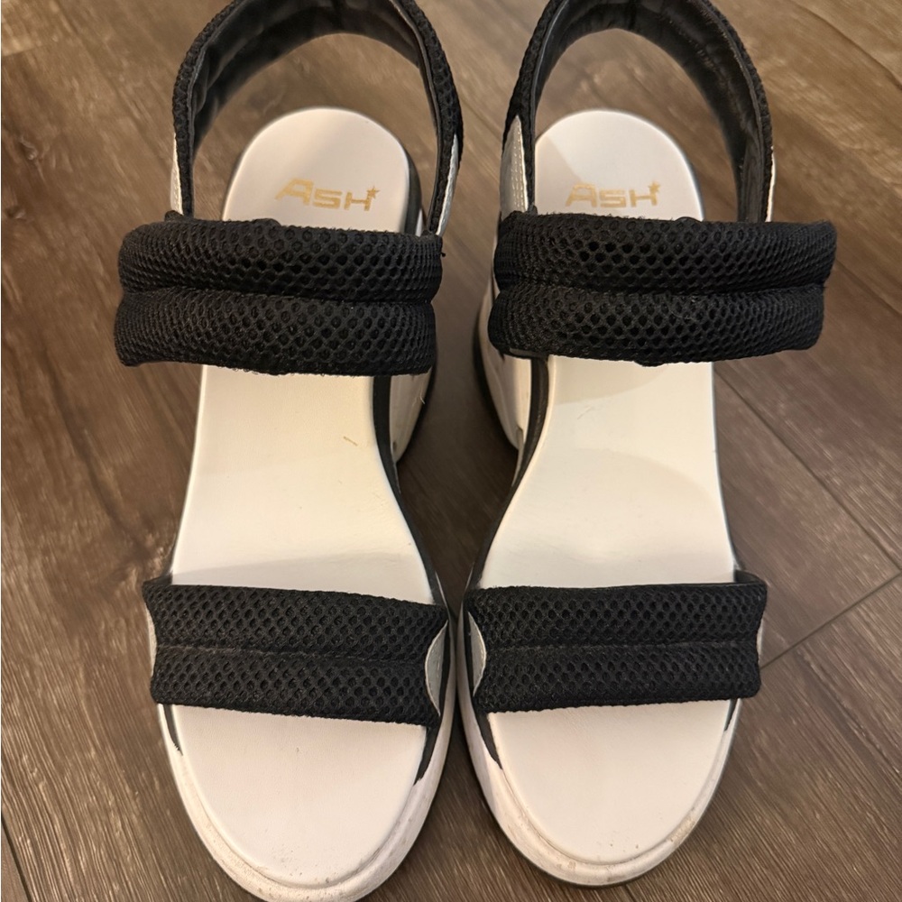 Ash Cosmos - Black & White wedges - Picture 5 of 6